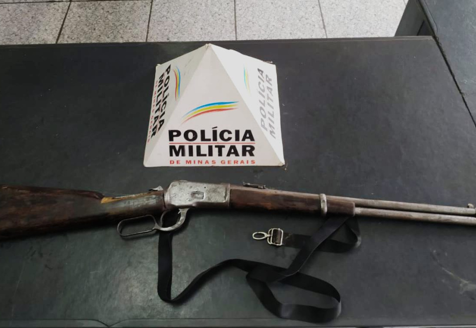 Homem em estado de surto psicótico é preso depois de ameaçar pessoas em Pitangui com uma arma de fogo