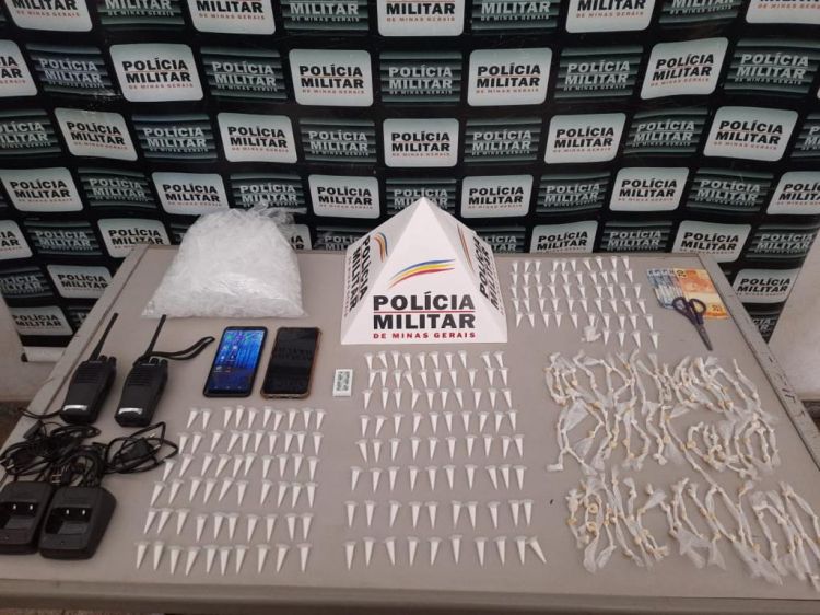 Polícia Militar apreende 195 pinos de cocaína e 174 pedras de crack com dupla no centro de Pará de Minas