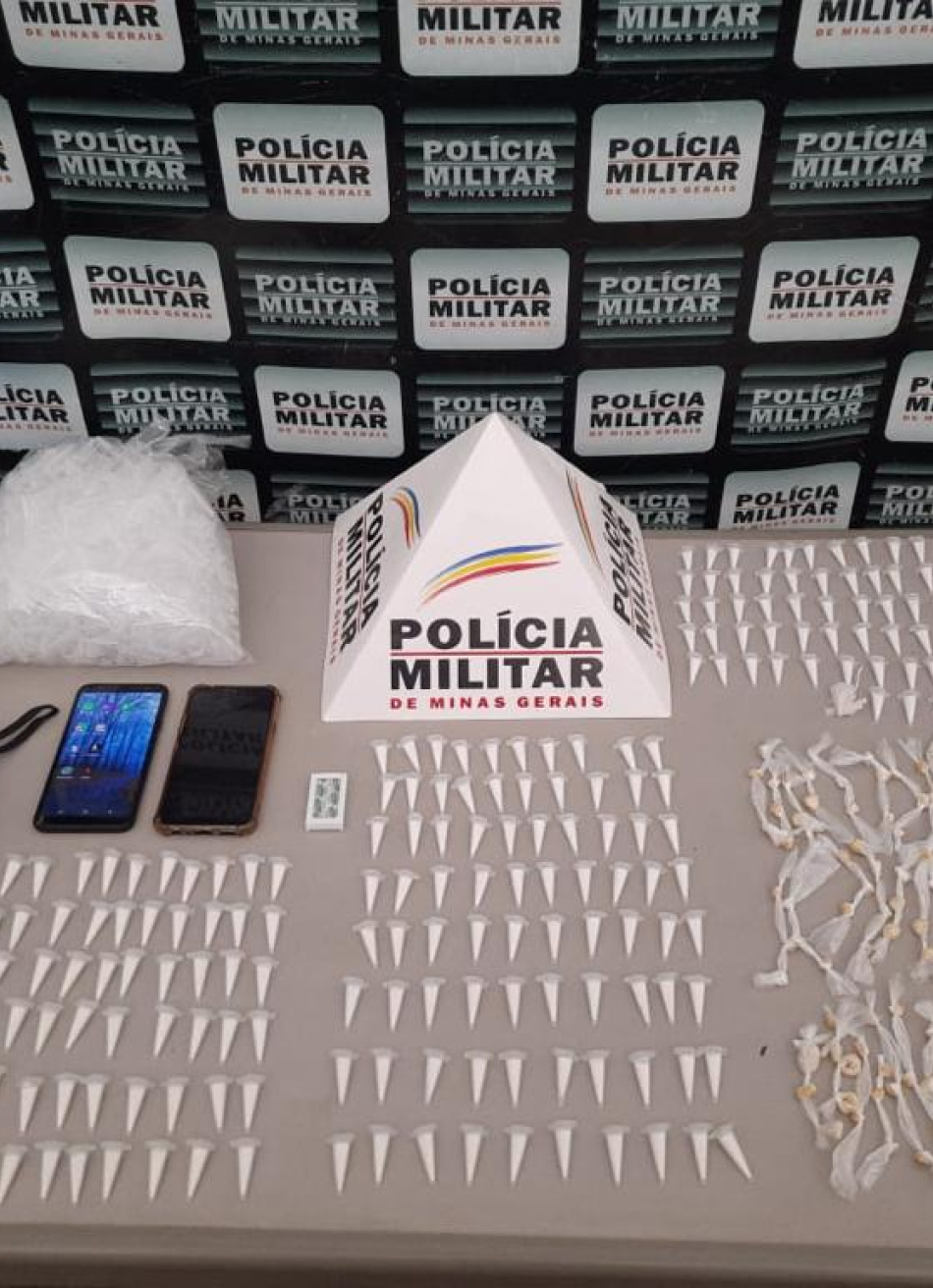 Polícia Militar apreende 195 pinos de cocaína e 174 pedras de crack com dupla no centro de Pará de Minas