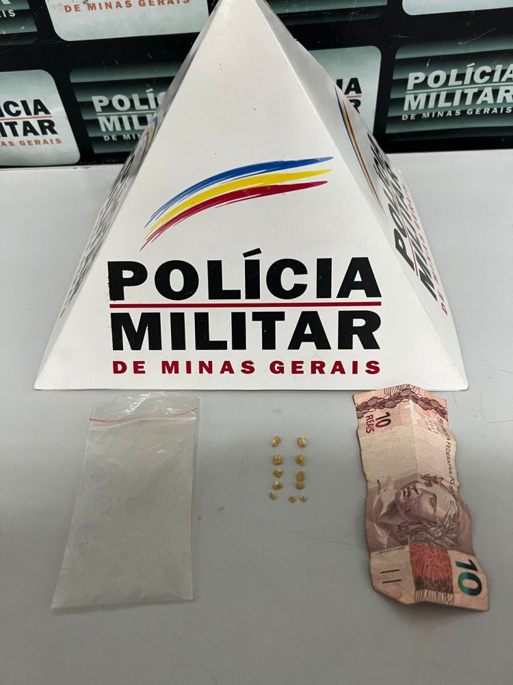 JOVEM SUSPEITO DE PRATICAR VENDAS DE DROGAS É PRESO PELA PM NO BAIRRO SANTOS DUMONT.