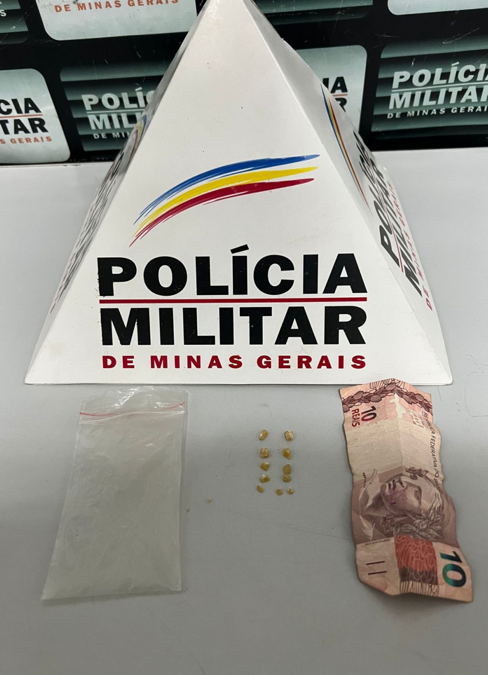 JOVEM SUSPEITO DE PRATICAR VENDAS DE DROGAS É PRESO PELA PM NO BAIRRO SANTOS DUMONT.