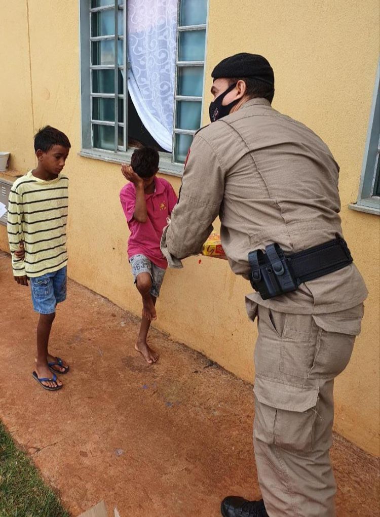 Polícia Militar e entidades parceiras realizam doações da Campanha Solidária de alimentos