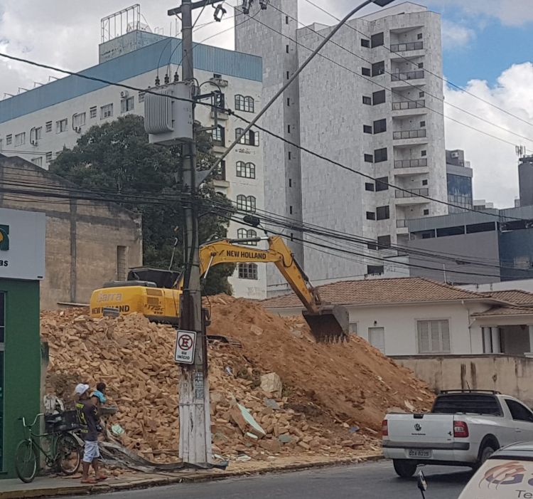 Velho casarão da rua Francisco Sales não resistiu ao avanço imobiliário em Pará de Minas e foi demolido