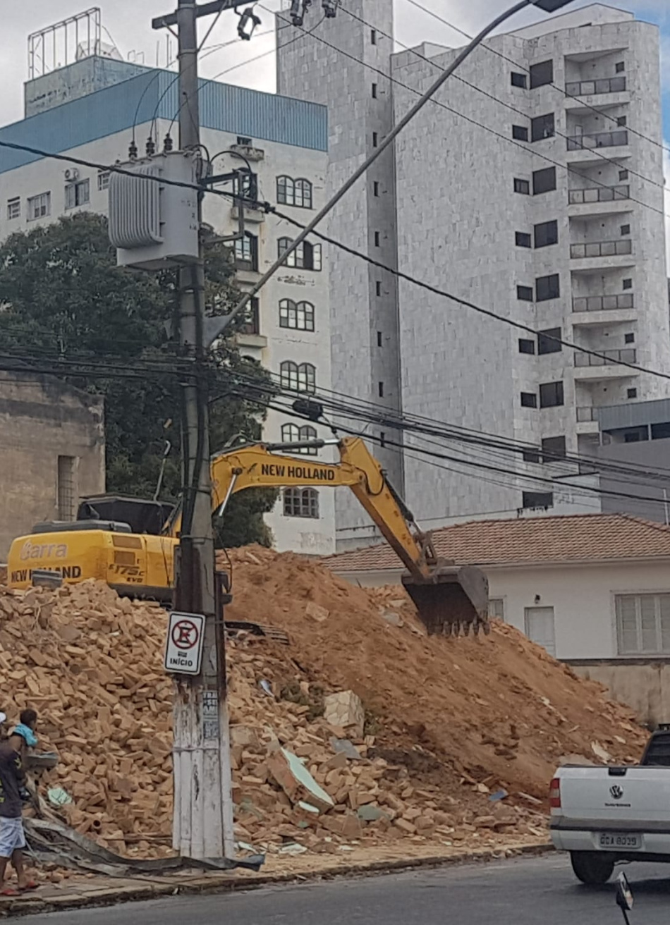 Velho casarão da rua Francisco Sales não resistiu ao avanço imobiliário em Pará de Minas e foi demolido