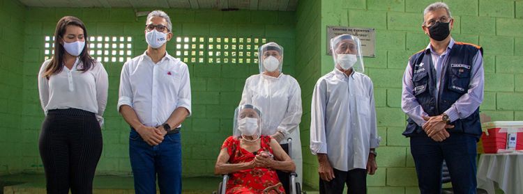 Idosos de um asilo em Montes Claros são os primeiros a receberem a vacina contra a Covid-19 no interior do estado