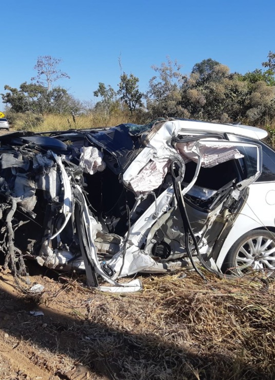 Motorista morre após realizar ultrapassagem proibida e bater de frente com um caminhão na BR 262, em Bom Despacho