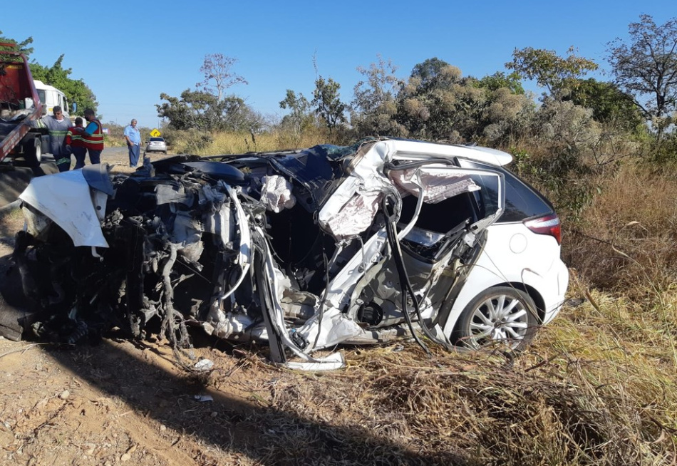 Motorista morre após realizar ultrapassagem proibida e bater de frente com um caminhão na BR 262, em Bom Despacho