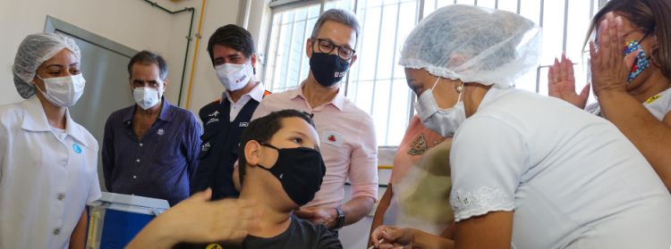 Primeira criança vacinada em Minas Gerais contra a Covid-19 tem dez anos e mora em Vespasiano