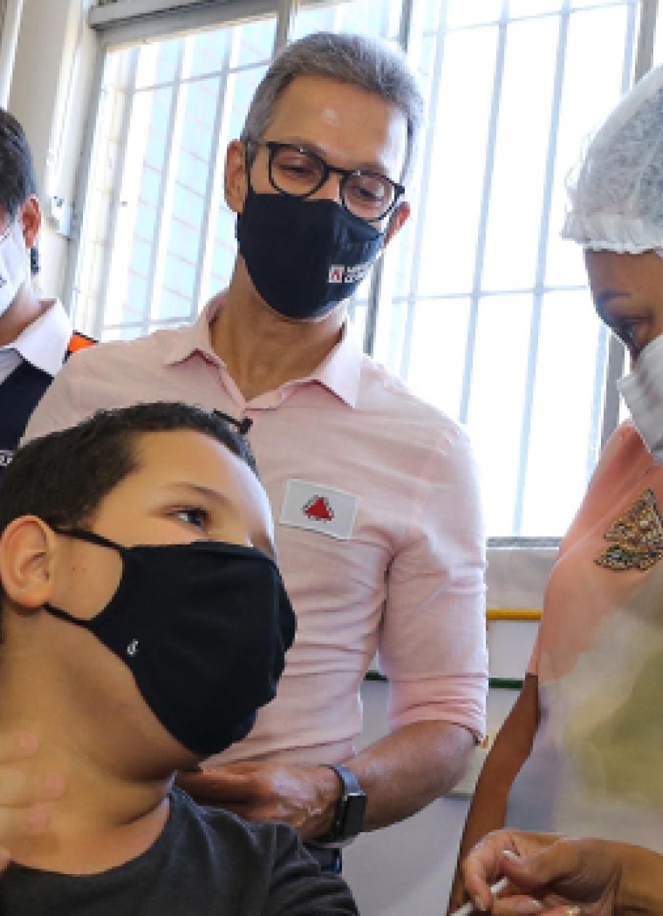 Primeira criança vacinada em Minas Gerais contra a Covid-19 tem dez anos e mora em Vespasiano