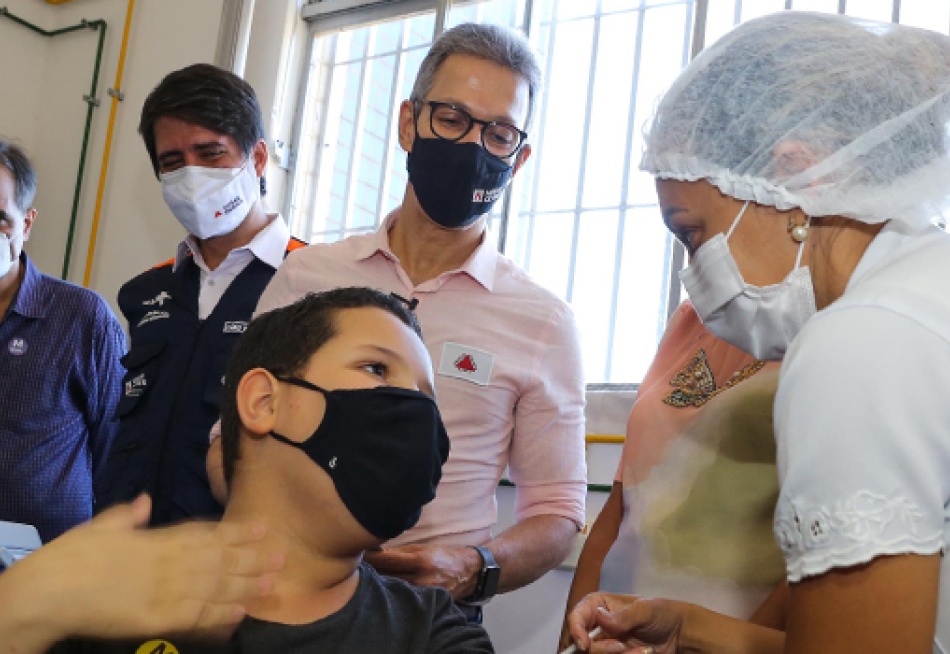 Primeira criança vacinada em Minas Gerais contra a Covid-19 tem dez anos e mora em Vespasiano