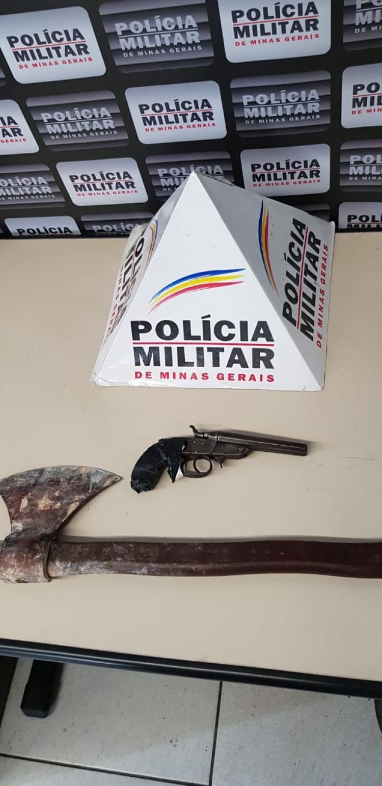 Acusada de ameaçar a companheira de sua ex-namorada com uma arma de fogo e um machado, mulher é presa em Divinópolis