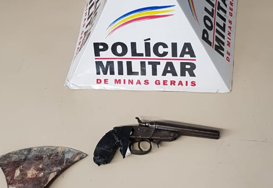 Acusada de ameaçar a companheira de sua ex-namorada com uma arma de fogo e um machado, mulher é presa em Divinópolis