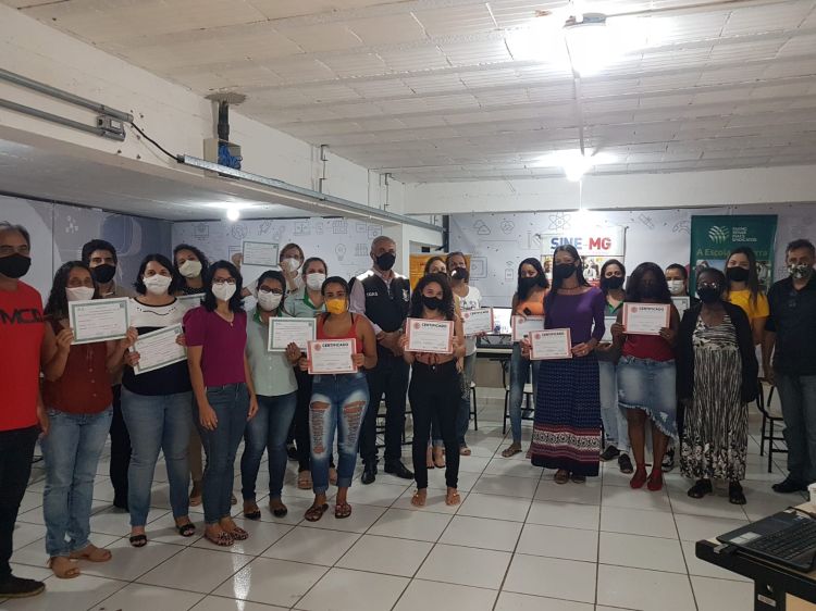 Alunos recebem em Pará de Minas certificado de qualificação profissional