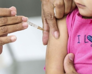 Crianças de 5 a 11 anos com comorbidades continuam a receber nesta quinta-feira a primeira dose da vacina contra a Covid-19