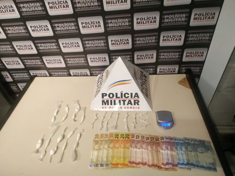 Homem é preso em Divinópolis com 21 pedras de crack, 16 papelotes de cocaína, uma balança digital e dinheiro