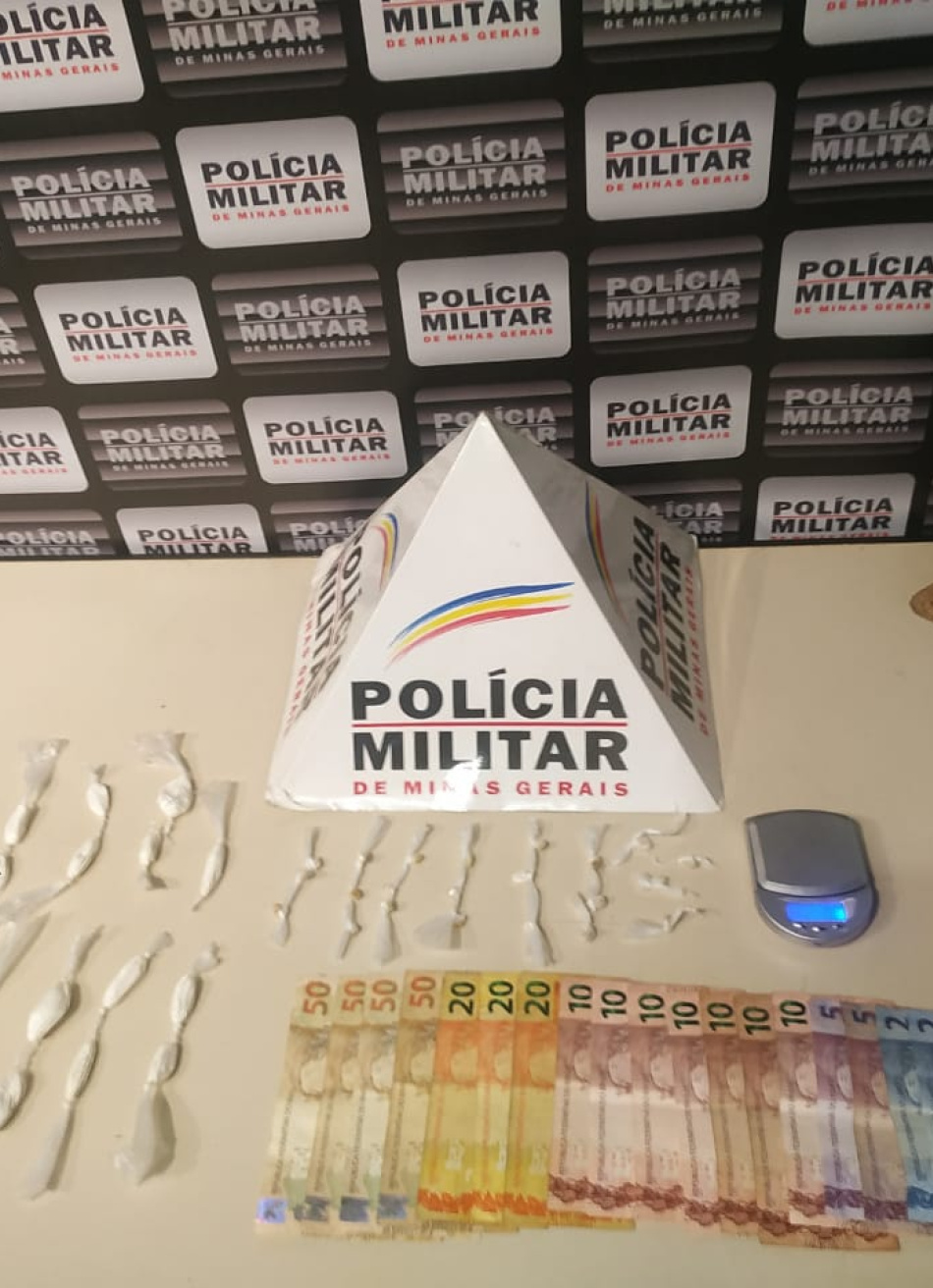Homem é preso em Divinópolis com 21 pedras de crack, 16 papelotes de cocaína, uma balança digital e dinheiro