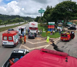 Colisão entre carro e ônibus deixa uma vitima fatal e uma gravemente ferida.