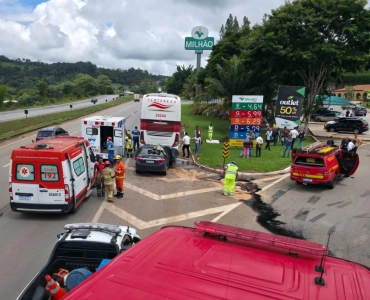 Colisão entre carro e ônibus deixa uma vitima fatal e uma gravemente ferida.