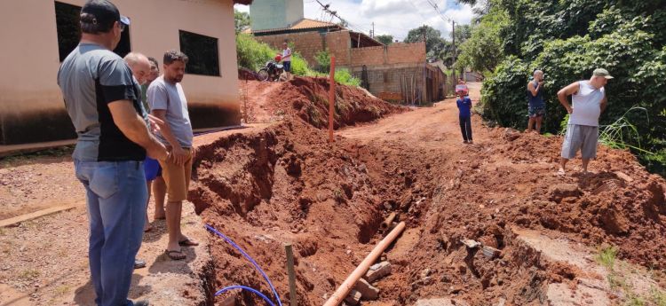 Prefeito e secretário de obras visitam pontos críticos de Pará de Minas onde as chuvas causaram grandes danos