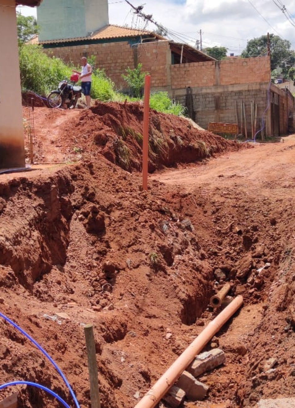 Prefeito e secretário de obras visitam pontos críticos de Pará de Minas onde as chuvas causaram grandes danos