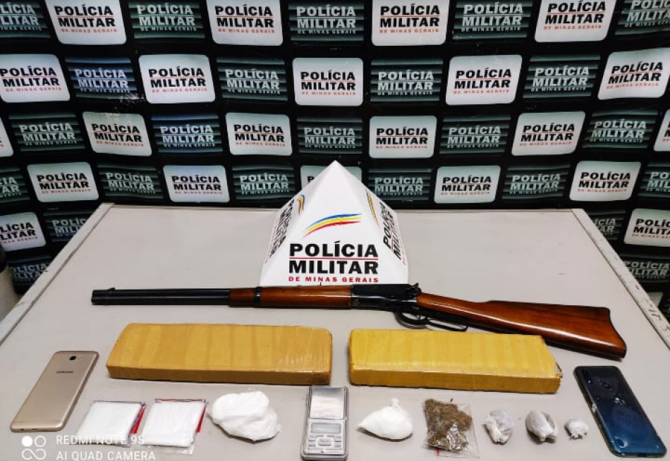 Polícia Militar apreende drogas e uma arma no bairro Azembeque, em Pará de Minas
