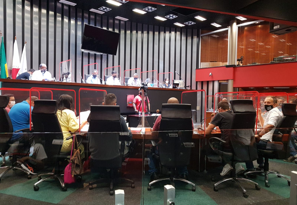 Primeira reunião da Câmara Municipal de Pará de Minas é marcada por manifestações da população e formação das comissões permanentes
