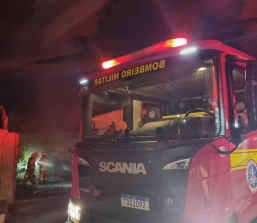 Incêndio de grandes proporções atinge galpão de materiais em Papagaios