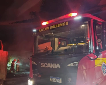 Incêndio de grandes proporções atinge galpão de materiais em Papagaios
