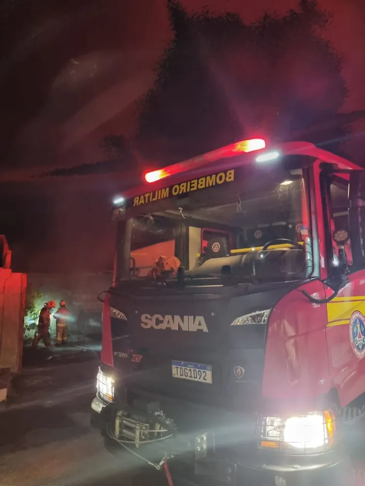 Incêndio de grandes proporções atinge galpão de materiais em Papagaios