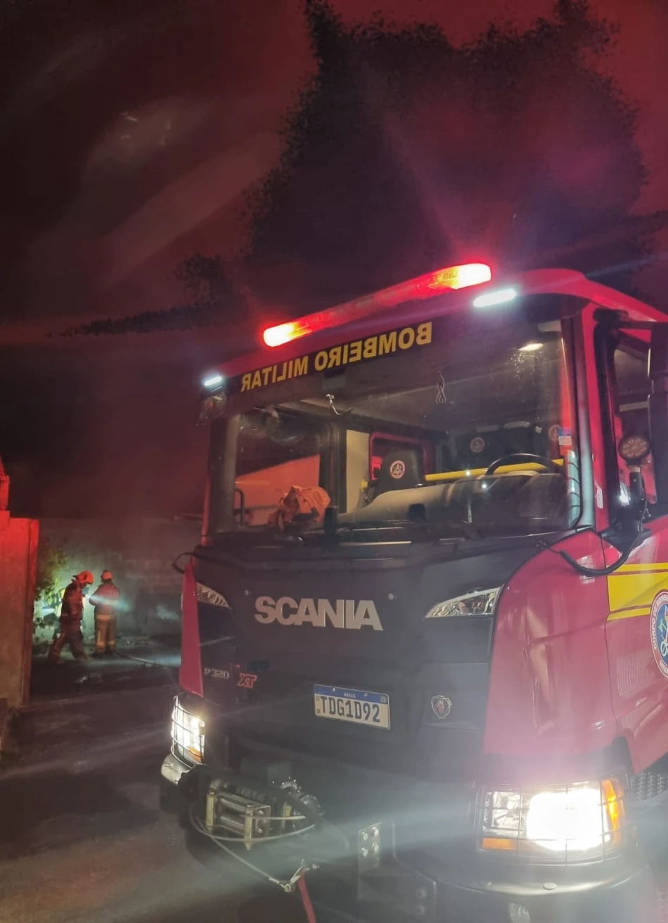 Incêndio de grandes proporções atinge galpão de materiais em Papagaios