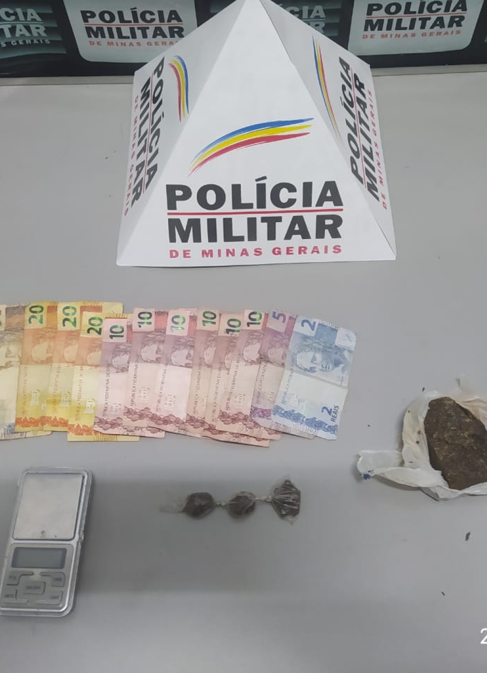 Dupla é presa no bairro Santos Dumont suspeita de tráfico de drogas