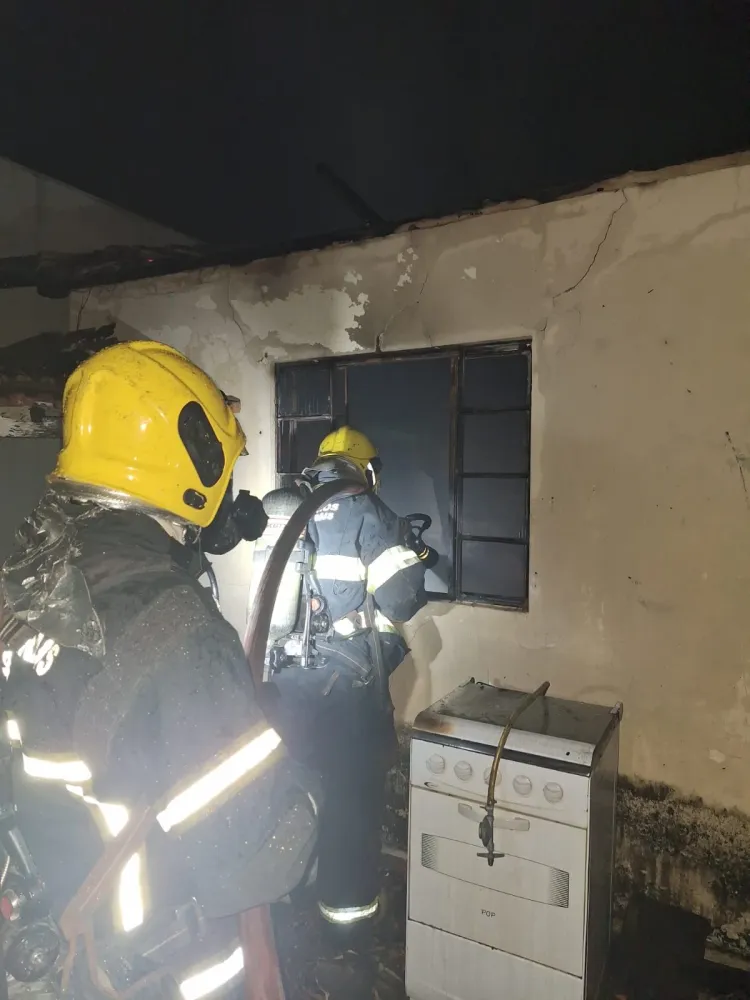 Incêndio em residência deixa um morto e mobiliza Corpo de Bombeiros em Divinópolis