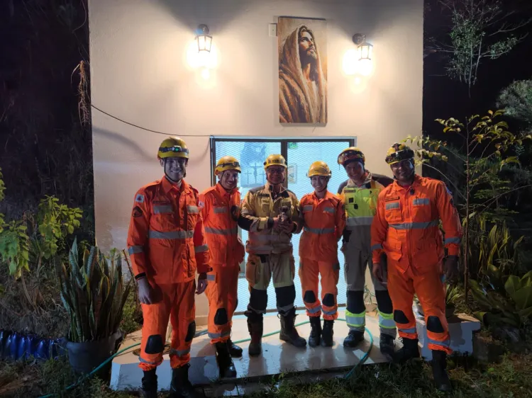 Bombeiros resgatam filhote após seis horas de operação em poço de 18 metros em Igaratinga