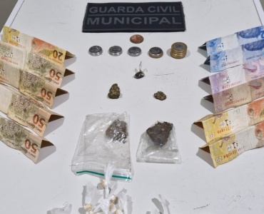 Nova Serrana- MG/ ADOLESCENTE É APREENDIDO PELA GUARDA CIVIL MUNICIPAL POR ENVOLVIMENTO COM O TRÁFICO DE ENTORPECENTES NAS PROXIMIDADES DO CEMITÉRIO MUNICIPAL