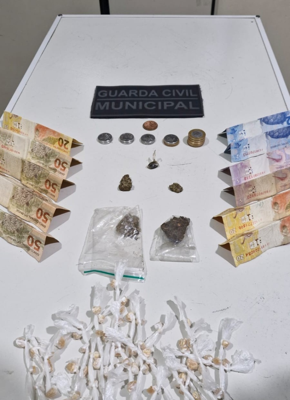 Nova Serrana- MG/ ADOLESCENTE É APREENDIDO PELA GUARDA CIVIL MUNICIPAL POR ENVOLVIMENTO COM O TRÁFICO DE ENTORPECENTES NAS PROXIMIDADES DO CEMITÉRIO MUNICIPAL