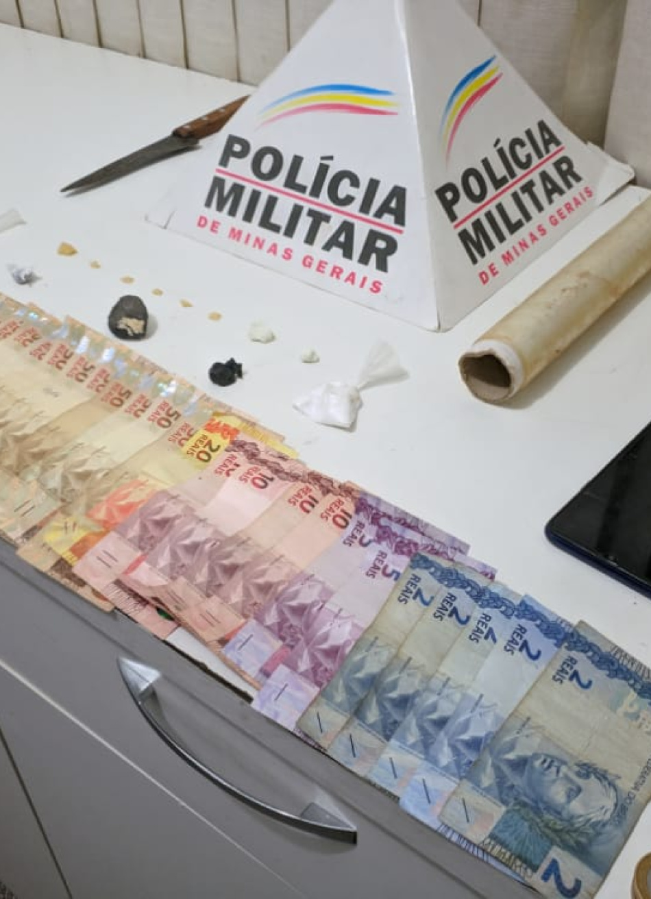 Polícia Militar prendeu cinco pessoas em Carmo do Cajuru envolvidas no tráfico de drogas