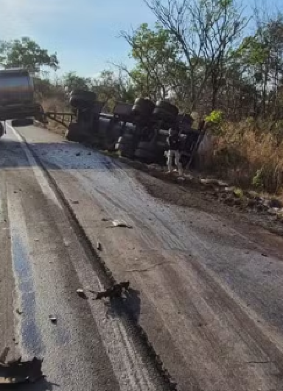 Motorista de caminhonete morre em colisão frontal com caminhão na BR-262