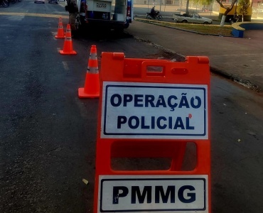 NOVA SERRANA/MG – Polícia Militar realiza ações de prevenção com Base Comunitária Móvel