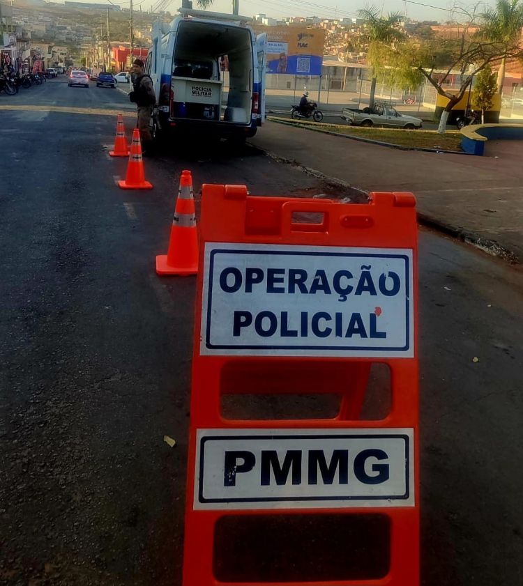 NOVA SERRANA/MG – Polícia Militar realiza ações de prevenção com Base Comunitária Móvel