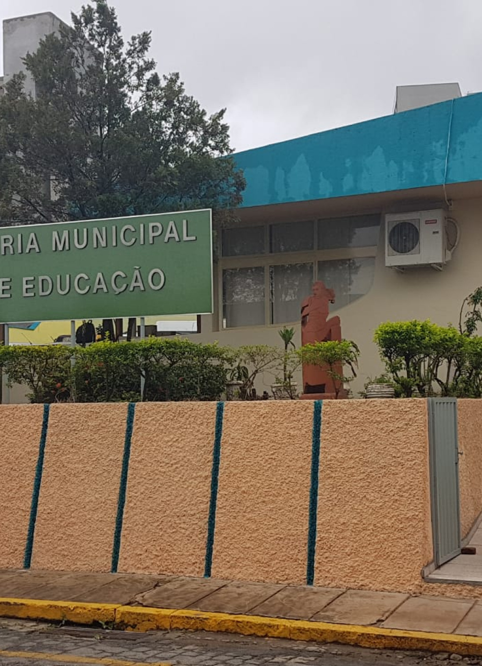 Secretária de Educação fala na Câmara Municipal sobre aglomerações de profissionais em convocação para escolas municipais