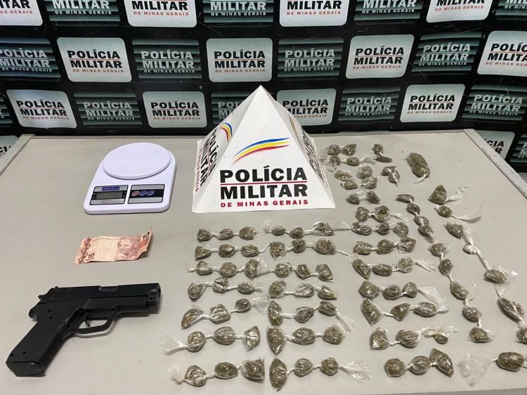 Polícia Militar apreende 97 buchas de maconha e réplica de pistola com adolescentes no bairro São Cristovão