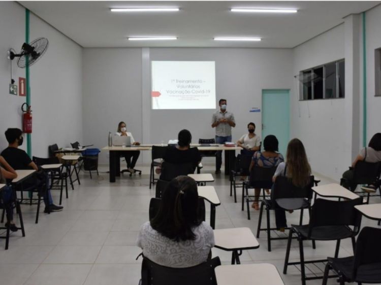 Voluntários que vão ajudar na vacinação contra à Covid-19 recebem o primeiro treinamento em Pará de Minas