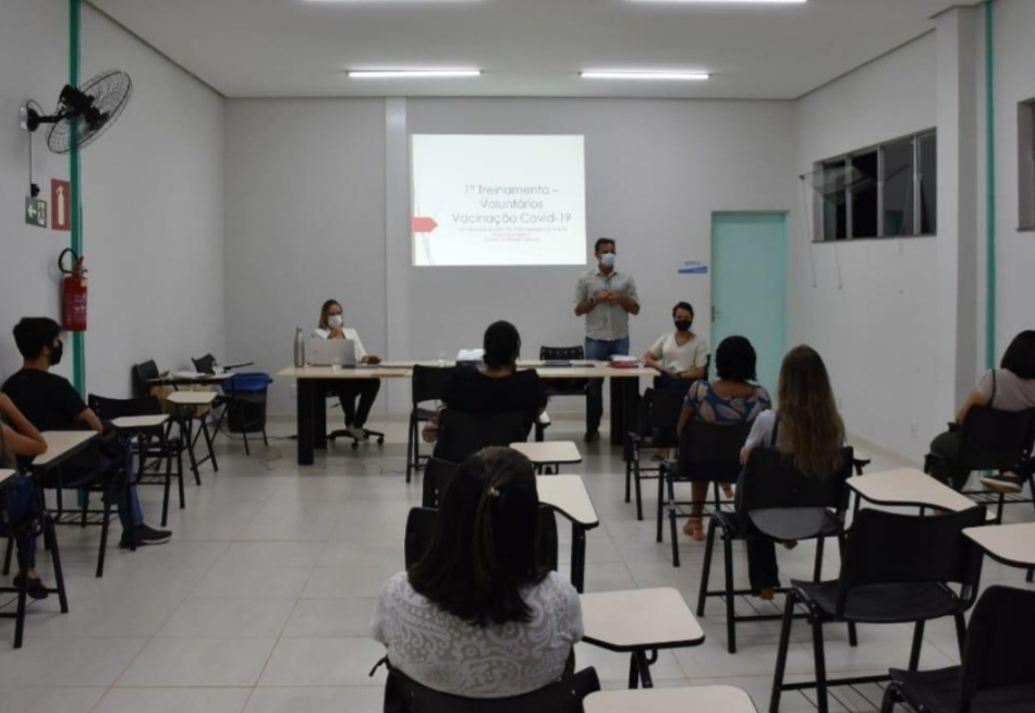 Voluntários que vão ajudar na vacinação contra à Covid-19 recebem o primeiro treinamento em Pará de Minas