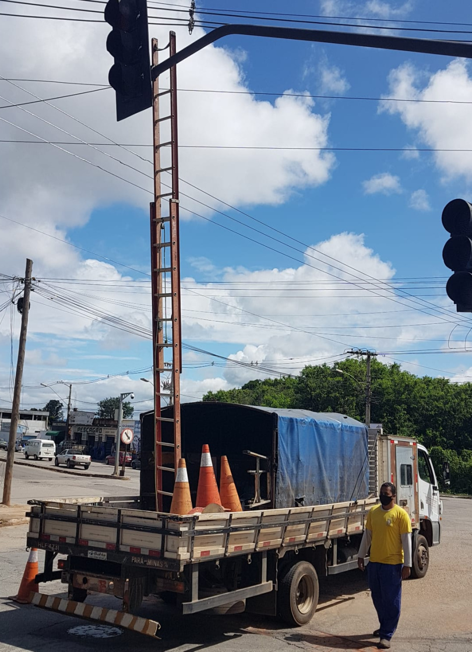 Cemig retira poste e construção da rotatória do bairro Castelo Branco já poderá ter início