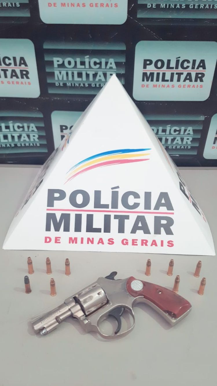 Homem é preso no centro de Pará de Minas com um revólver calibre .22 e dez munições