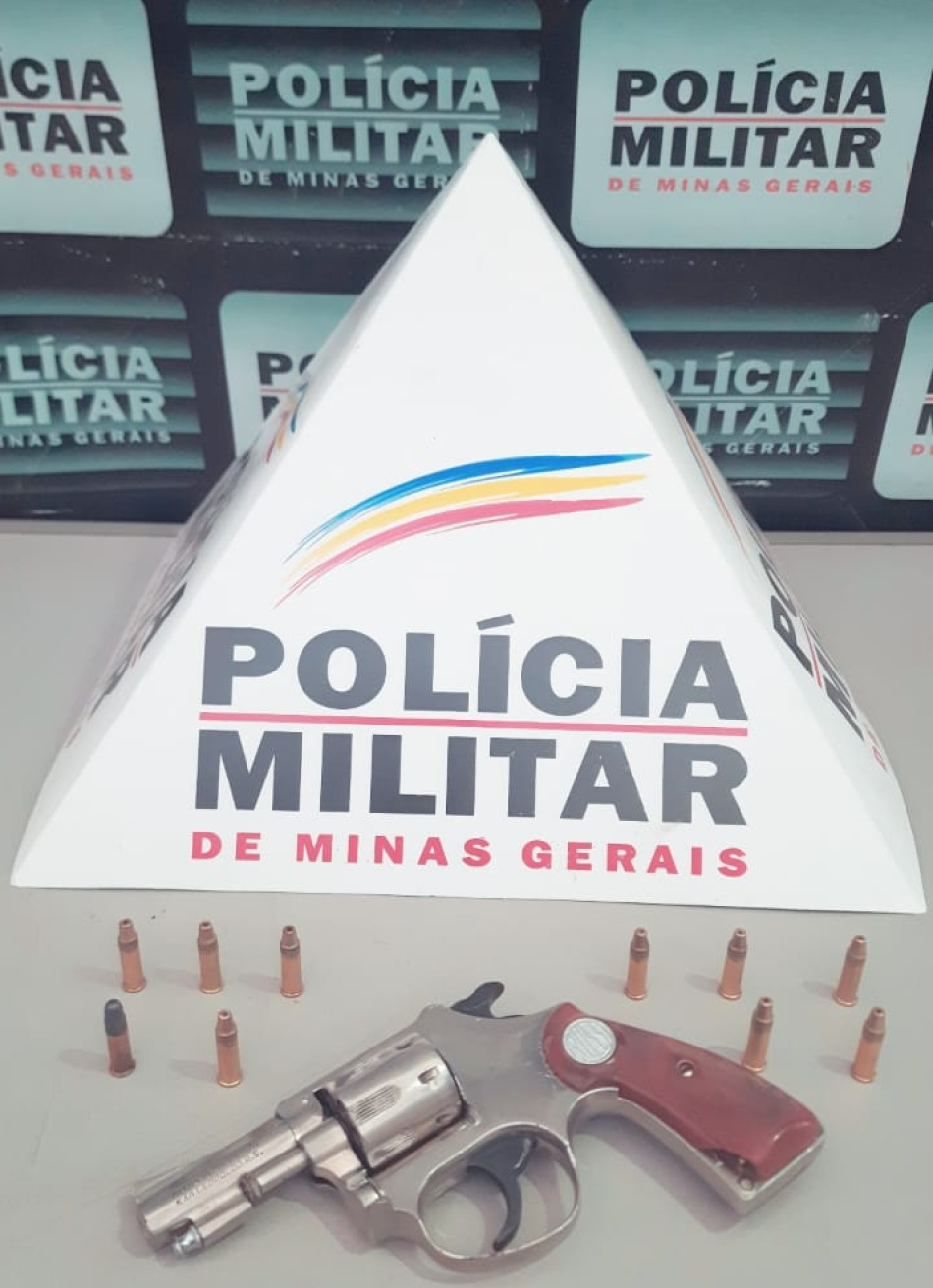 Homem é preso no centro de Pará de Minas com um revólver calibre .22 e dez munições