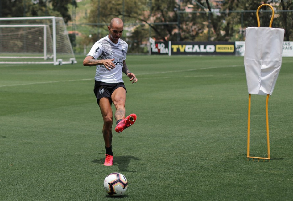 Diego Tardelli é liberado pelo departamento médico do Atlético para os trabalhos físicos