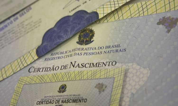 Campanha busca alterar certidões de nascimento com pai ausente