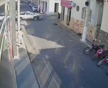 Motociclista é lançado e acaba com a cabeça dentro de bueiro após colisão em cruzamento em MG