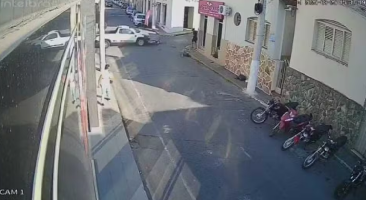 Motociclista é lançado e acaba com a cabeça dentro de bueiro após colisão em cruzamento em MG